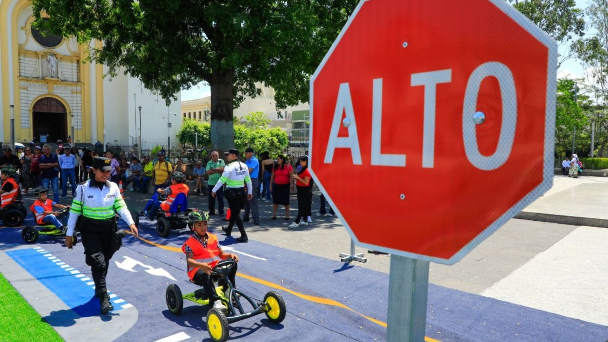 Instalan parque móvil de seguridad vial en Centro Histórico de San Salvador