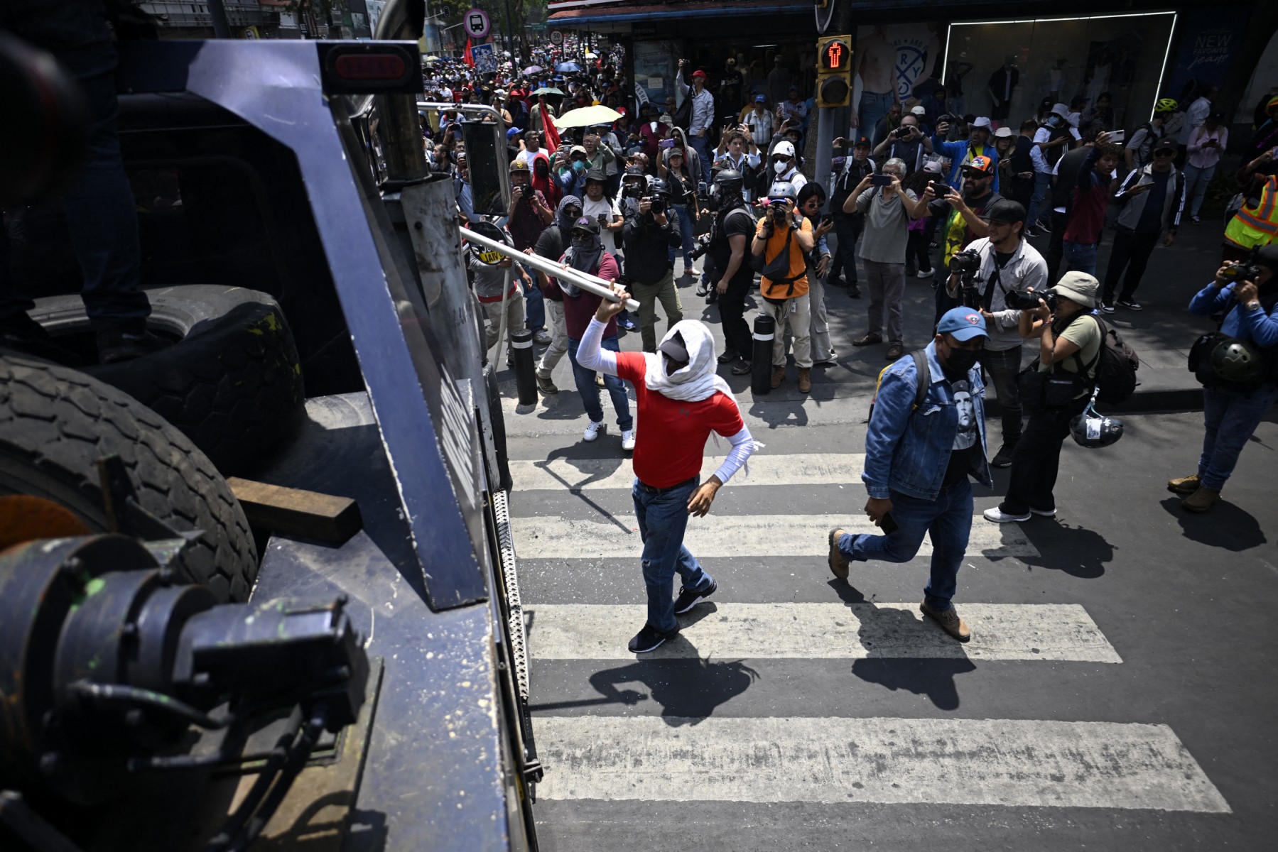 Derriban estatuas de jugadores mundialistas durante protesta en México