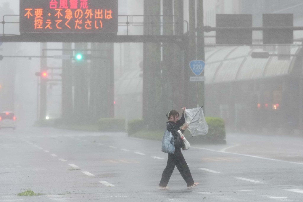 Quince heridos en Japón por poderosa tormenta tropical que se dirige a Tokio