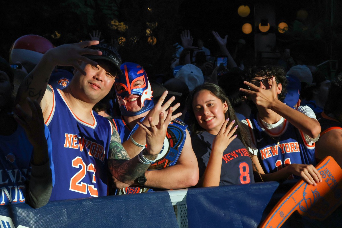 De azul y naranja, la fiebre por los Knicks se apodera de Nueva York