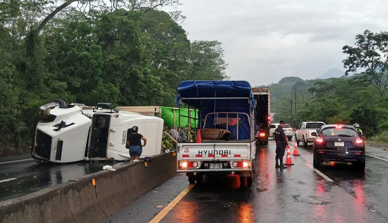 Tráfico colapsado hacia Sonsonate por vuelco de camión cargado con plátanos
