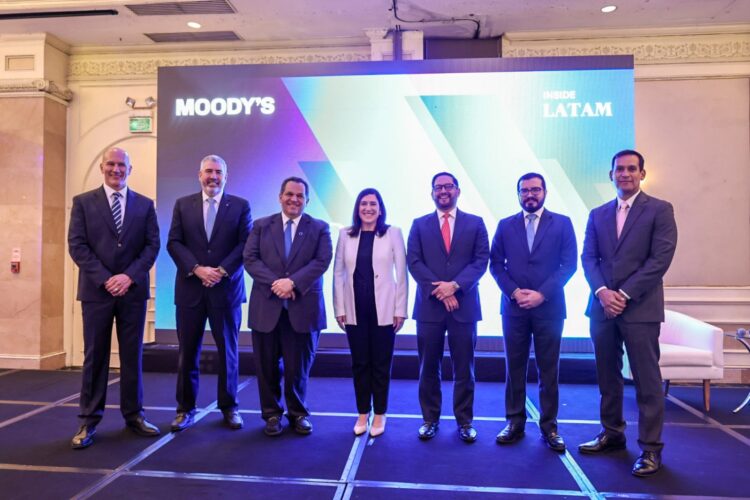El foro, que reunió a los líderes del sistema financiero nacional, fue convocado por Moody 's. Foto / Diario El Salvador.