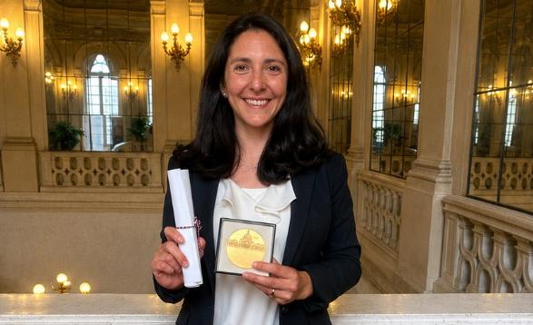 Senado de Francia distingue a deportista salvadoreña durante evento latinoamericano