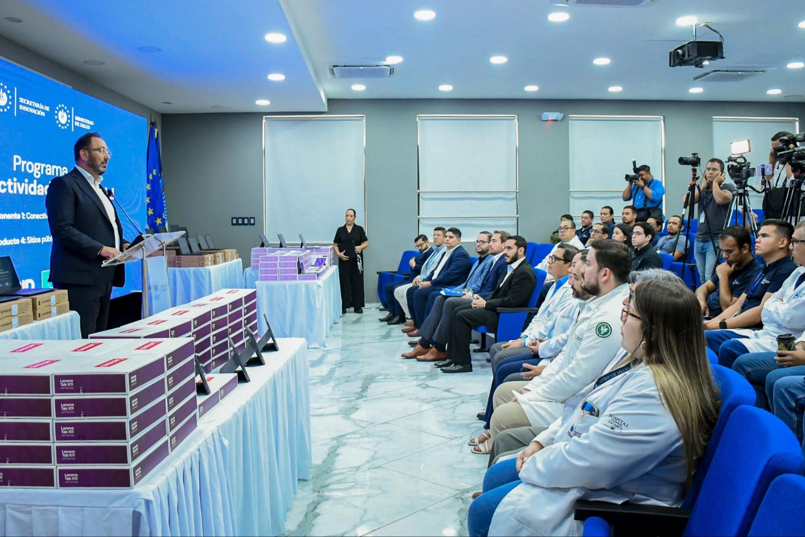 El hospital Zacamil recibe equipo tecnológico para avanzar en la modernización digital