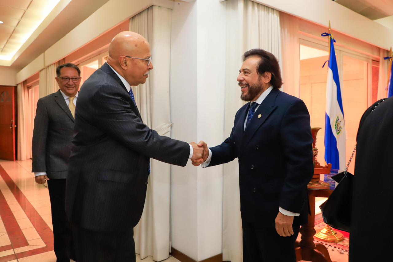 Ulloa habla con embajadores sobre integración de C. A.