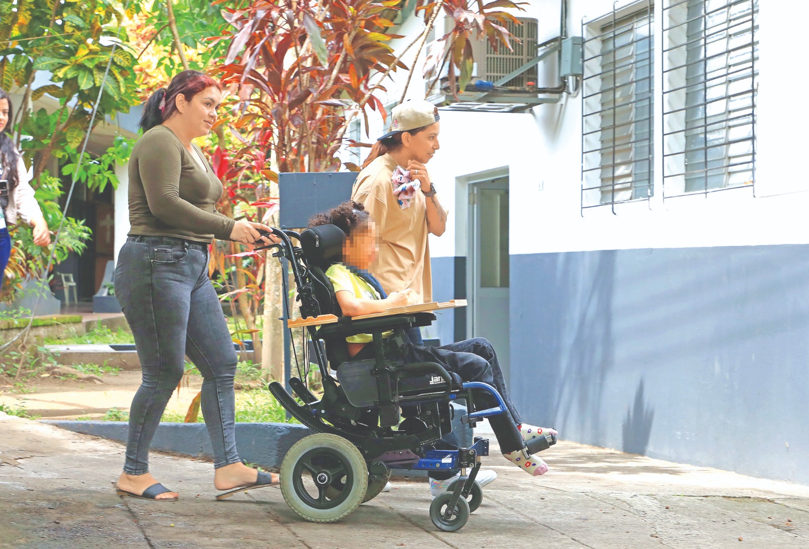 Bridgette recibe una silla de ruedas adaptada que le facilitará movilidad y cuido