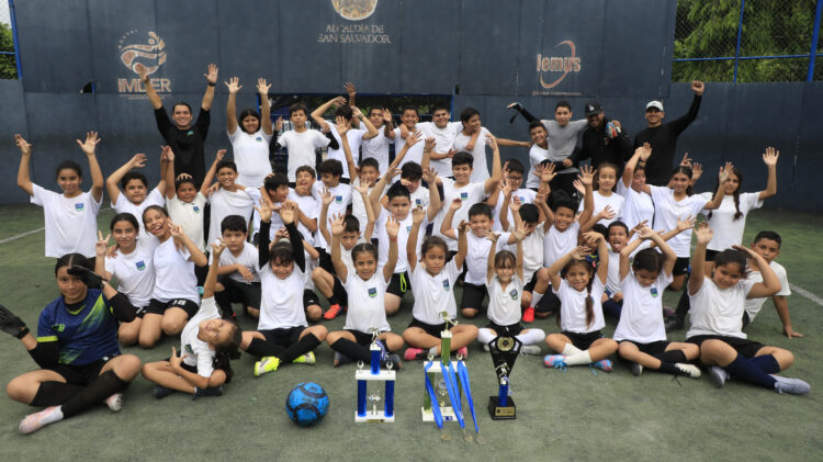 Academia CSB formando niños desde el primer contacto con la pelota. Fotos: Edison González.