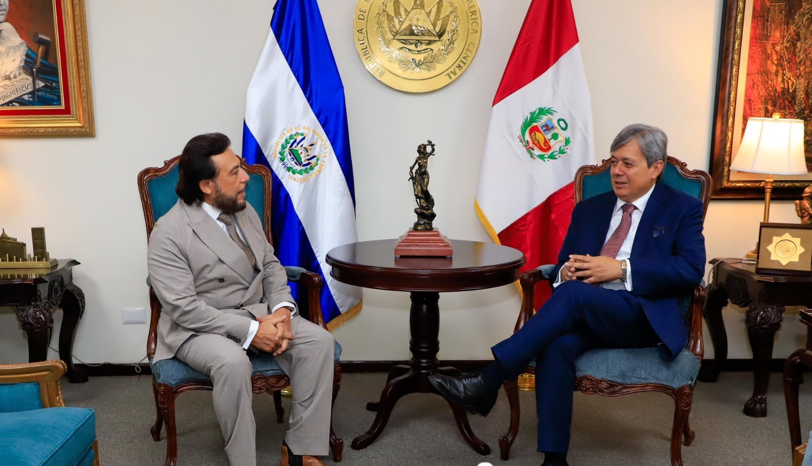 Perú ve condiciones para aumentar inversiones en El Salvador