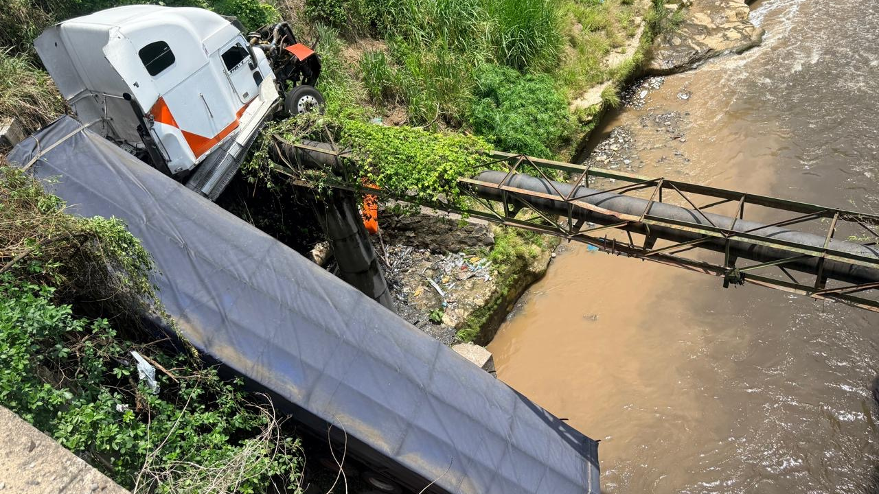 Instituciones de Gobierno trabajan en remoción de rastra que cayó de puente en Apopa