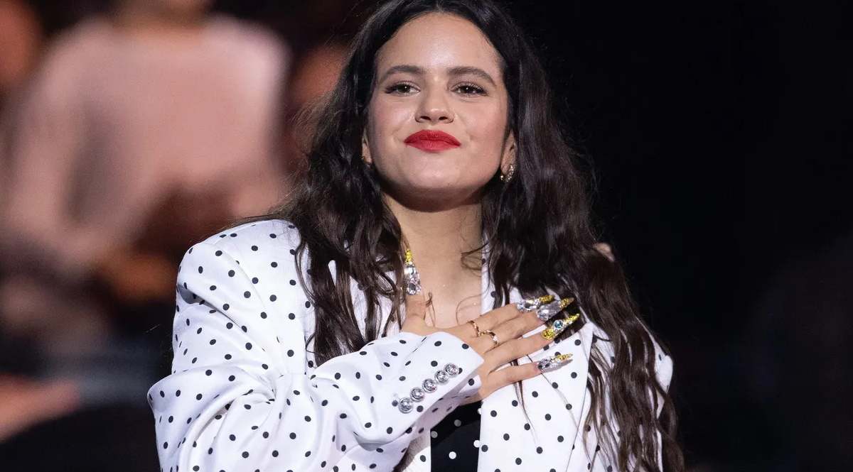 Rosalía aplaza conciertos de su gira «Lux» en Florida por emergencia familiar